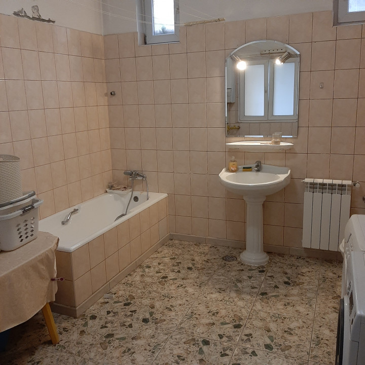 Vila compusa din garsoniera si apt. de 3 camere, Dr. Taberei, zona Moinesti