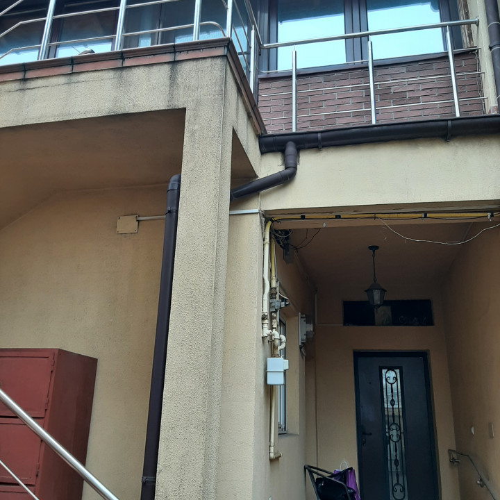 Vila compusa din garsoniera si apt. de 3 camere, Dr. Taberei, zona Moinesti