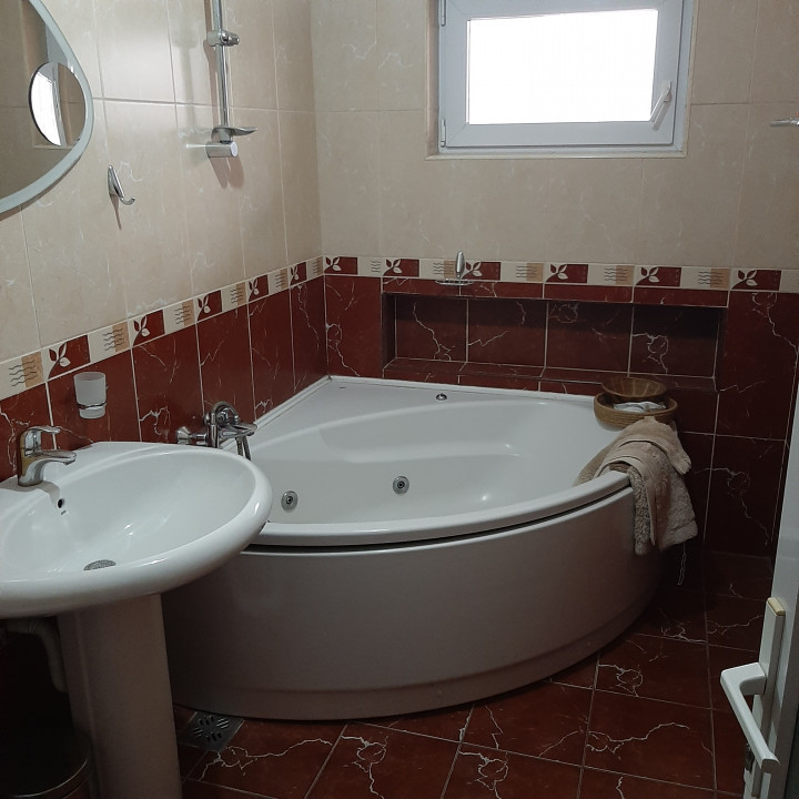 Vila compusa din ap 3 camere si garsoniera, cartierul Dr. Taberei, zona Moinesti