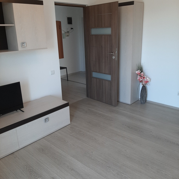Trei camere, la intrare in cartierul Militati Residence, Auchan 