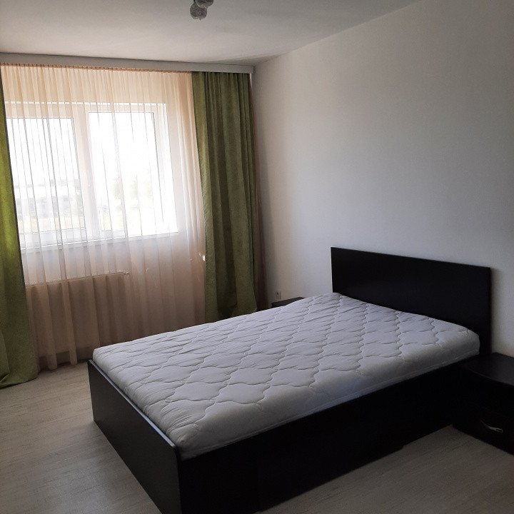 Trei camere, la intrare in cartierul Militati Residence, Auchan 