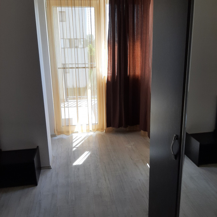 Trei camere, la intrare in cartierul Militati Residence, Auchan 