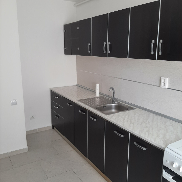 Trei camere, la intrare in cartierul Militati Residence, Auchan 