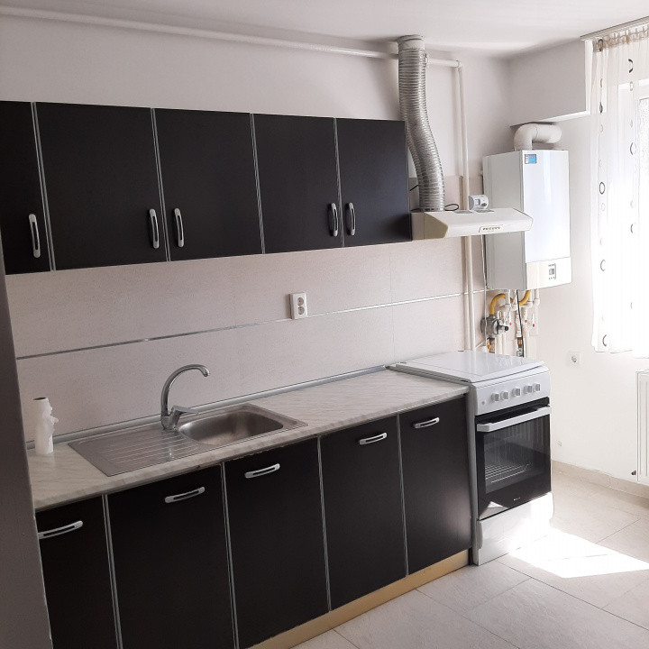 Trei camere, la intrare in cartierul Militati Residence, Auchan 