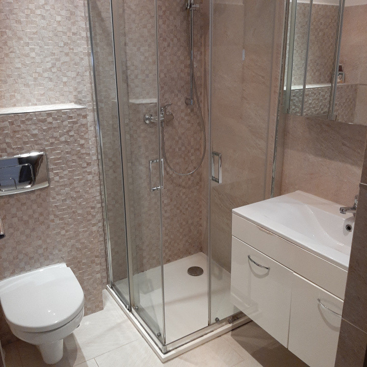 Trei camere, la intrare in cartierul Militati Residence, Auchan 