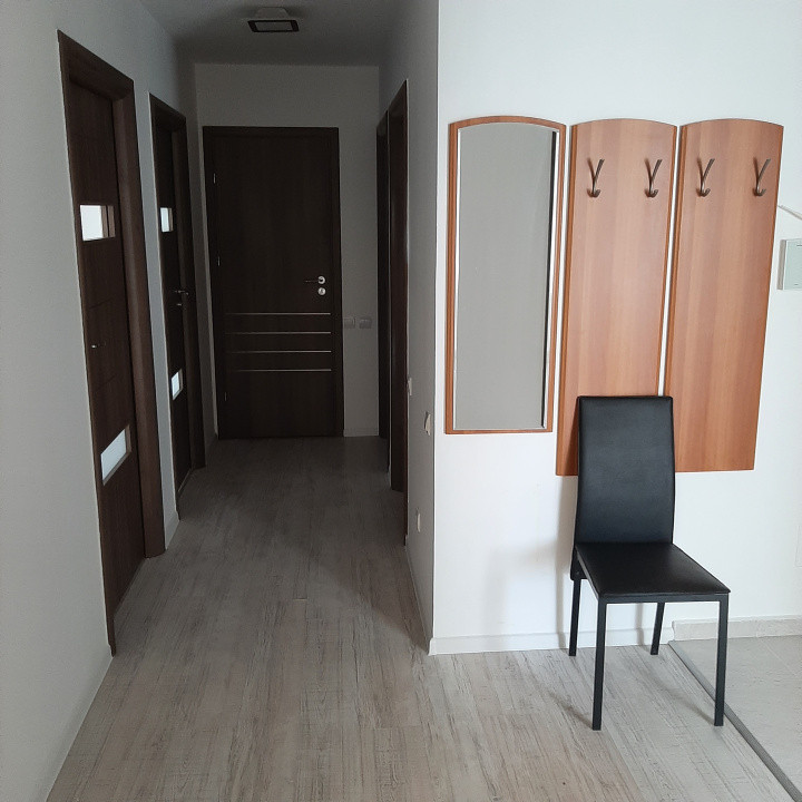 Trei camere, la intrare in cartierul Militati Residence, Auchan 