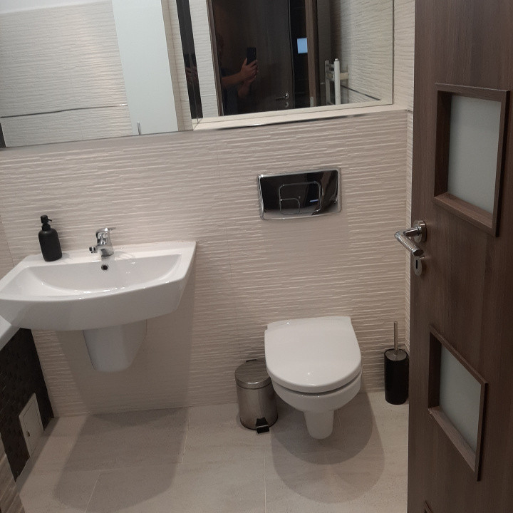 Trei camere, la intrare in cartierul Militati Residence, Auchan 