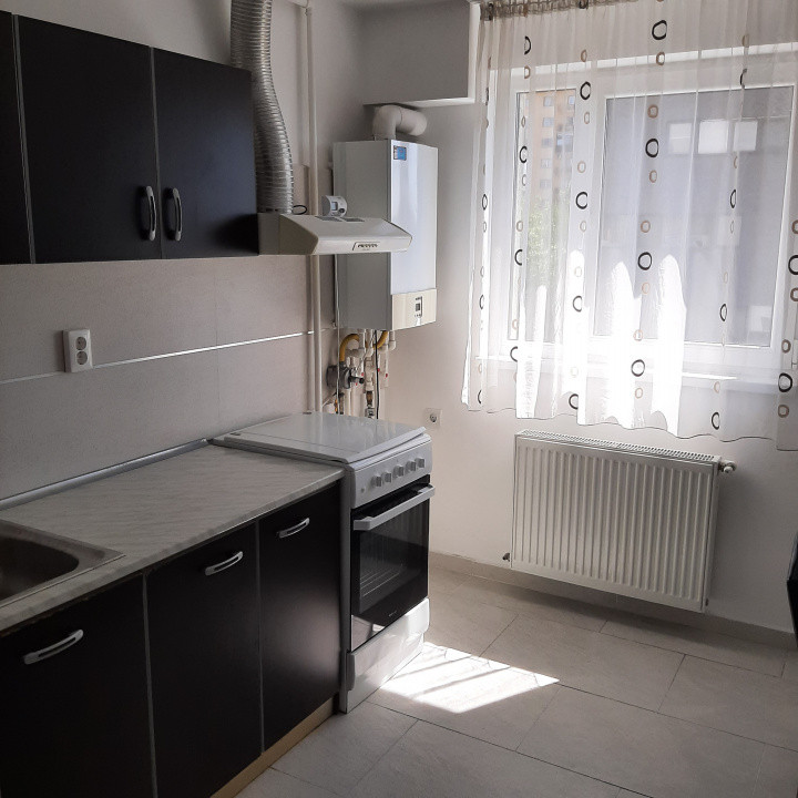 Trei camere, la intrare in cartierul Militati Residence, Auchan 