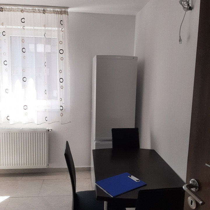 Trei camere, la intrare in cartierul Militati Residence, Auchan 