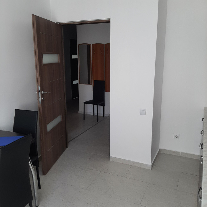 Trei camere, la intrare in cartierul Militati Residence, Auchan 