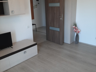 Trei camere, la intrare in cartierul Militati Residence, Auchan 