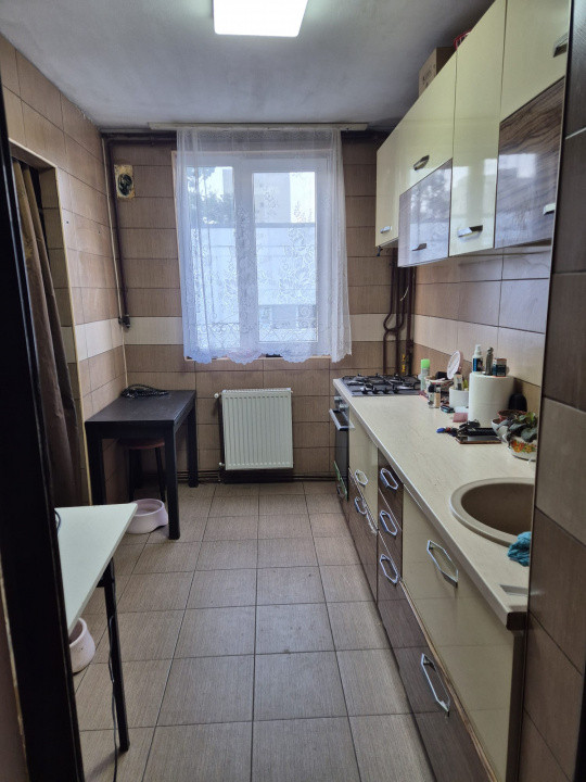 Trei camere cartierul Dr. Taberei, zona metrou Raul Doamnei.